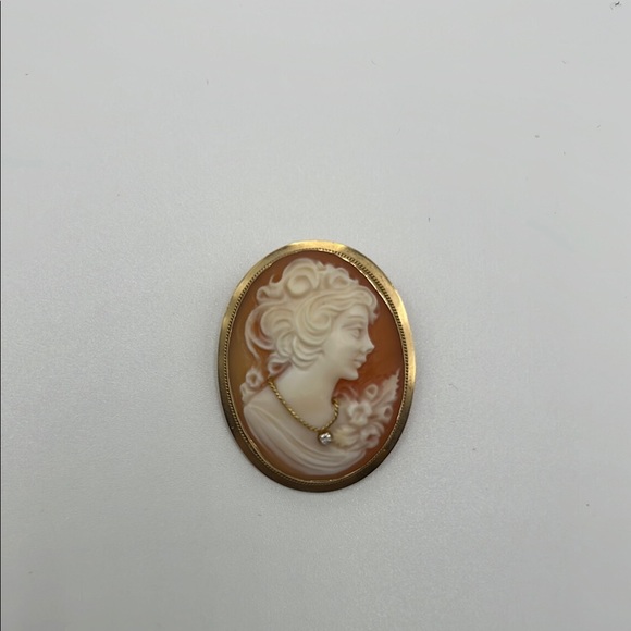 Jewelry - 14kt yellow solid gold vintage brooch estate jewelry with vintage diamon…